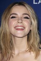 los angeles, 23 feb - kiernan shipka vid 18:e kostymdesigners guild awards på beverly hilton hotel den 23 februari 2016 i beverly hills, ca. foto