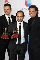 las vegas, nov 17 - luis barrera jr, andres castro, carlos vives vid den 17:e årliga latin grammy awards pressrum på t-mobile arena den 17 november 2016 i las vegas, nv foto