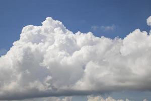 vacker blå himmel med vita moln naturlig bakgrundsvy foto