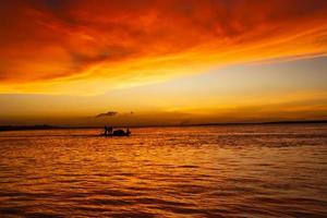 vacker naturskön utsikt över havet mot orange himmel foto