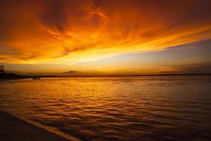 vacker naturskön utsikt över havet mot orange himmel foto