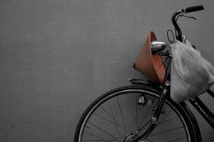 gammal cykel på mörkgrå bakgrund foto