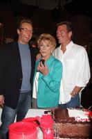 los angeles, 24 mars - doug davidson, jeanne cooper, peter bergman vid den unga och rastlösa 38-årsdagen på uppsättning pressfest på cbs television city den 24 mars 2011 i los angeles, ca. foto