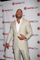 las vegas, 23 april - dwayne johnson anländer till paramount studios presentation på cinemacom 2012 på Caesars palace den 23 april 2012 i las vegas, nv foto