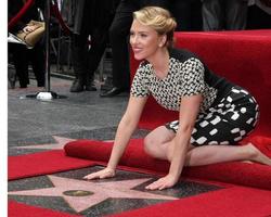 los angeles, 2 maj - scarlett johansson på scarlett johansson star walk of fame-ceremonin på hollywood boulevard den 2 maj 2012 i los angeles, ca. foto