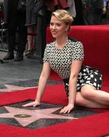 los angeles, 2 maj - scarlett johansson på scarlett johansson star walk of fame-ceremonin på hollywood boulevard den 2 maj 2012 i los angeles, ca. foto