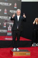 los angeles, 20 juni - roland emmerich på roland emmerich hand- och fotavtrycksceremonin på tcl chinese theatre imax den 20 juni 2016 i los angeles, ca foto