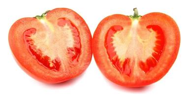 två halvor av mogen tomat är isolerade på en vit bakgrund. foto