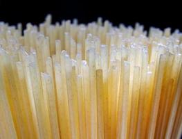 ett knippe spagetti. aptitretande spagettibilder på sidan. foto