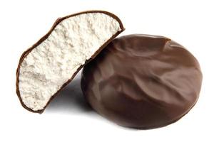 marshmallows i choklad är isolerade på en vit bakgrund. foto