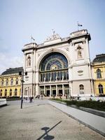 budapest, ungern-06.17.2020. budapest keleti järnvägsstation i södersken foto