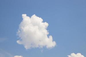 vacker blå himmel med vita moln naturlig bakgrundsvy foto