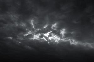 vitt moln, fluffig konsistens, abstrakt, svart och vit himmel bakgrund foto