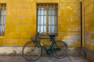 2022 05 15 altivole cykel på gul vägg foto