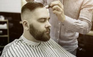 hipster kille i barbershop foto