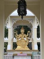phra brahma guldfärg thailändska tempel heliga ting tro buddha foto