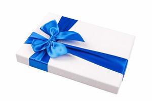 vit presentförpackning med ljusblått band isolerad på vit bakgrund foto