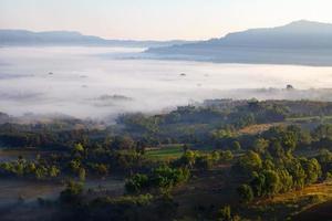 dimmig morgonsoluppgång i khao takhian ngo utsiktspunkt vid khao-kho phetchabun, thailand foto