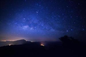 Vintergatans galax med stjärnor och rymddamm i universum vid Doi Inthanon Chiang Mai, Thailand foto