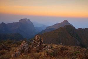 landskap soluppgång vid doi luang chiang dao, högt berg i chiang mai-provinsen, thailand foto