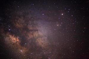 Vintergatan galax och rymddamm i universum, lång exponering fotografi, med korn. foto