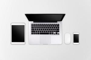 laptop surfplatta smartphone och kaffe på blå bakgrund med textutrymme och kopieringsutrymme foto