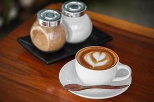 närbild kopp latte kaffe på trä foto