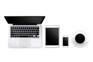 laptop surfplatta smartphone och kaffe på vit bakgrund med textutrymme och kopieringsutrymme foto