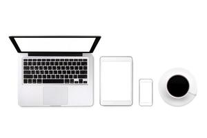 laptop surfplatta smartphone och kaffe på vit bakgrund med textutrymme och kopieringsutrymme foto