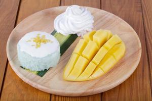 dessert söta klibbiga ris med mangokokosmjölk foto