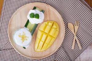 dessert söta klibbiga ris med mangokokosmjölk foto