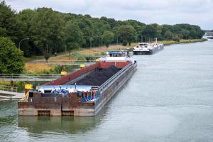 inlandsfartyg förtöjt vid en kanal foto