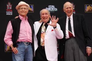 los angeles, sep 8 - norman lear, carl reiner, max brooks at the mel brooks hand- och fotavtrycksceremoni på tcl chinese theatre den 8 september 2014 i los angeles, ca. foto