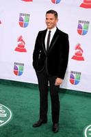 los angeles, 10 nov - Rodner figueroa anländer till den 12:e årliga latin grammy awards i Mandalay Bay den 10 november 2011 i Las Vegas, nv foto