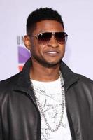 los angeles, 10 nov - usher anländer till den 12:e årliga latin Grammy Awards i Mandalay Bay den 10 november 2011 i Las Vegas, nv foto