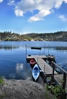 båtbrygga på sjön med kajaker foto