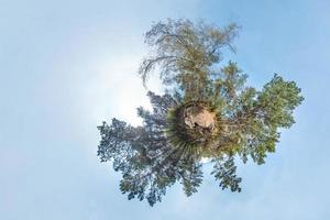 liten planet sfärisk panorama 360 grader. sfärisk flygfoto i skogen i trevlig dag. utrymmets krökning foto