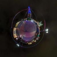 nyår lilla planet. sfärisk antenn 360 graders panorama nattvy på ett festligt torg med en julgran foto