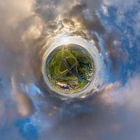 liten planet på himlen med moln med utsikt över gamla stan, stadsutveckling, historiska byggnader, vägskäl och vägkorsning. transformation av sfäriskt 360 panorama i abstrakt flygvy. foto