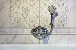 keramisk vattenkran diskbänk med kran med tvål och schampo dispensrar i dyra loft badrum eller kök foto