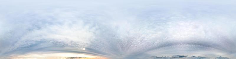 sömlös hdri-panorama 360 graders vinkelvy grå himmel med zenit för användning i 3d-grafik eller spelutveckling som skydome eller redigera drönarbild foto