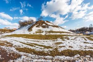 ett enormt snötäckt berg en solig vinterdag foto