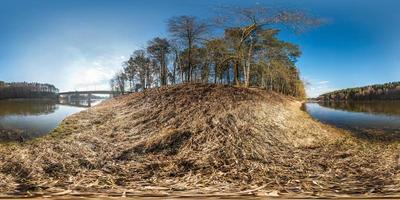 fullständig sömlös sfärisk panorama 360 graders vinkelvy på stranden av bredden floden neman nära bron i solig morgon i ekvirektangulär projektion, redo vr ar virtuell verklighet innehåll foto