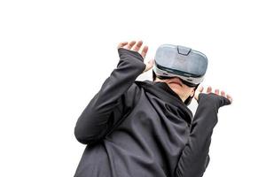 gammal kvinna i 360 vy virtuell verklighet glasögon spelar spelet isolerad på vit bakgrund. 3d-enhetsgadget för att titta på filmer för resor och underhållning i 3d-utrymme.. kartong vr ar glasögon foto