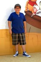 los angeles, 10 juli - rico rodriguez anländer till winnie, the puh-premiär på walt disney studios den 10 juli 2011 i burbank, ca. foto