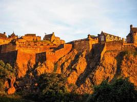 hdr edinburgh castle vid solnedgången foto