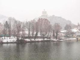 hdr cappuccini kyrka under snö, turin foto