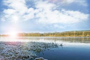 sjö i vinterskogen foto