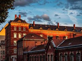 höstfärger i staden strasbourg. gul, röd, orange foto