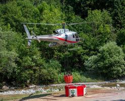 bergamo italien juli 2022 helikopter som användes för att transportera vatten för att släcka bränder foto